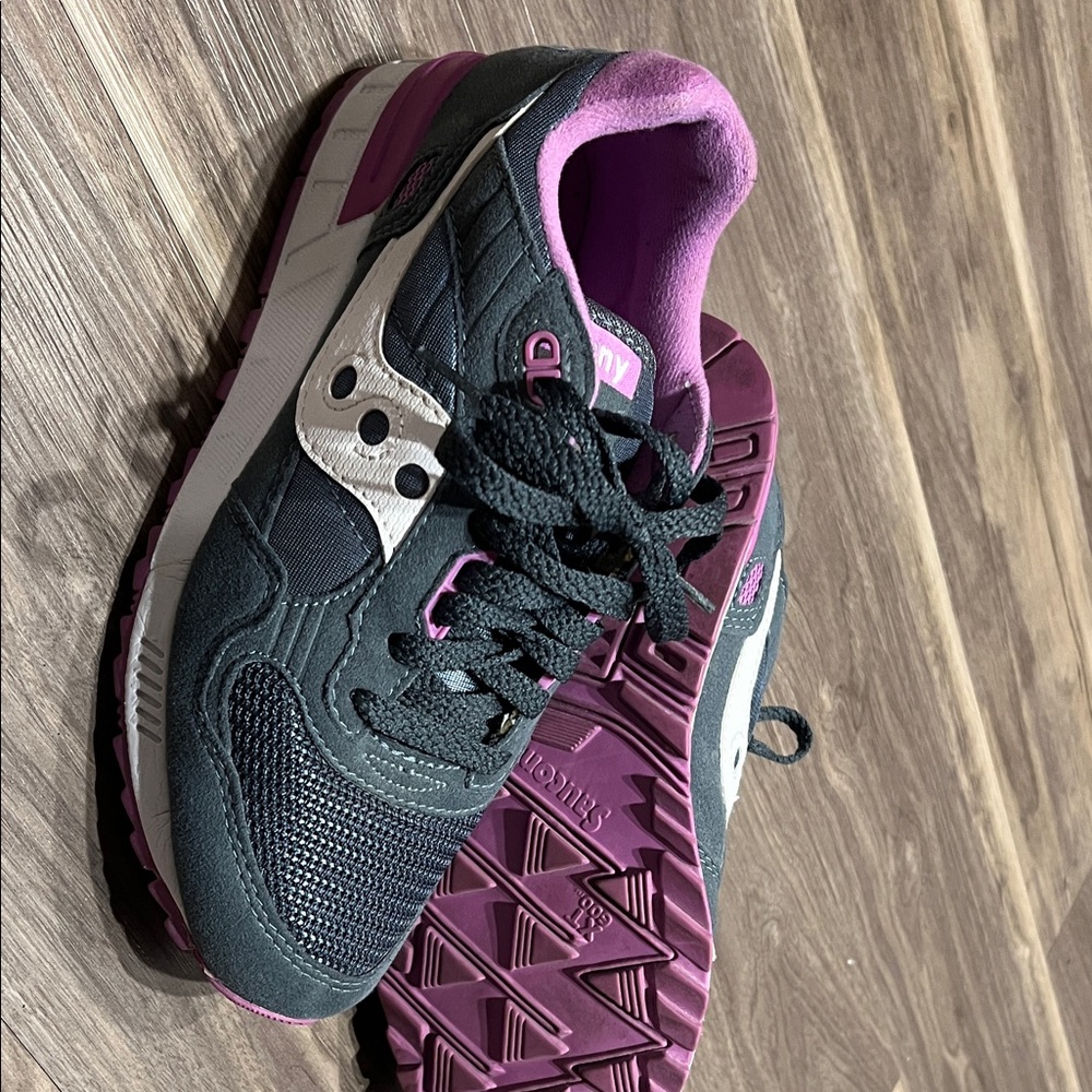 Saucony Sneakers in Dark Grey  and Magenta Purple